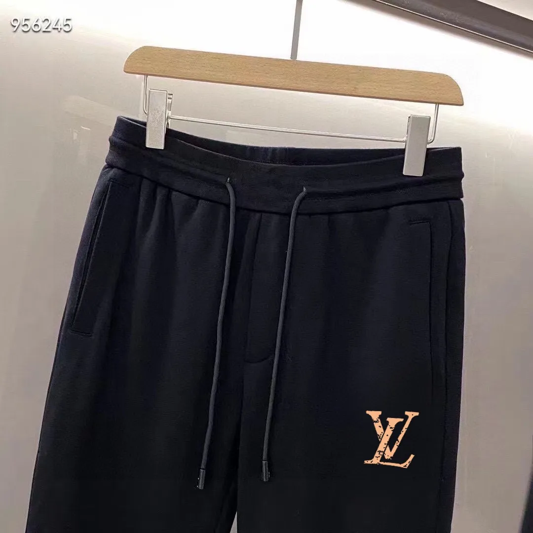 🅿️460 brand [LV Louis Vuitton] (velvet and thickened) 2025 autumn and winter new products, celebrities’ favorite fashion-flavored casual suits, clean and neat tailoring, full of urban style. Made of high-quality custom-made fabrics, the lining has excellent thermal insulation effect, feels soft and dry, and the upper body effect is crisp and stylish. The three-dimensional cutting process and the pattern are all of high standards, and the silhouette version has the right benefits! It is not tight at all, and you feel good when you wear it. So many top-quality raw materials create high-end products with unparalleled value. It is the first choice for high-end fashion people. (Size: M-4XL can wear up to 200 pounds)
